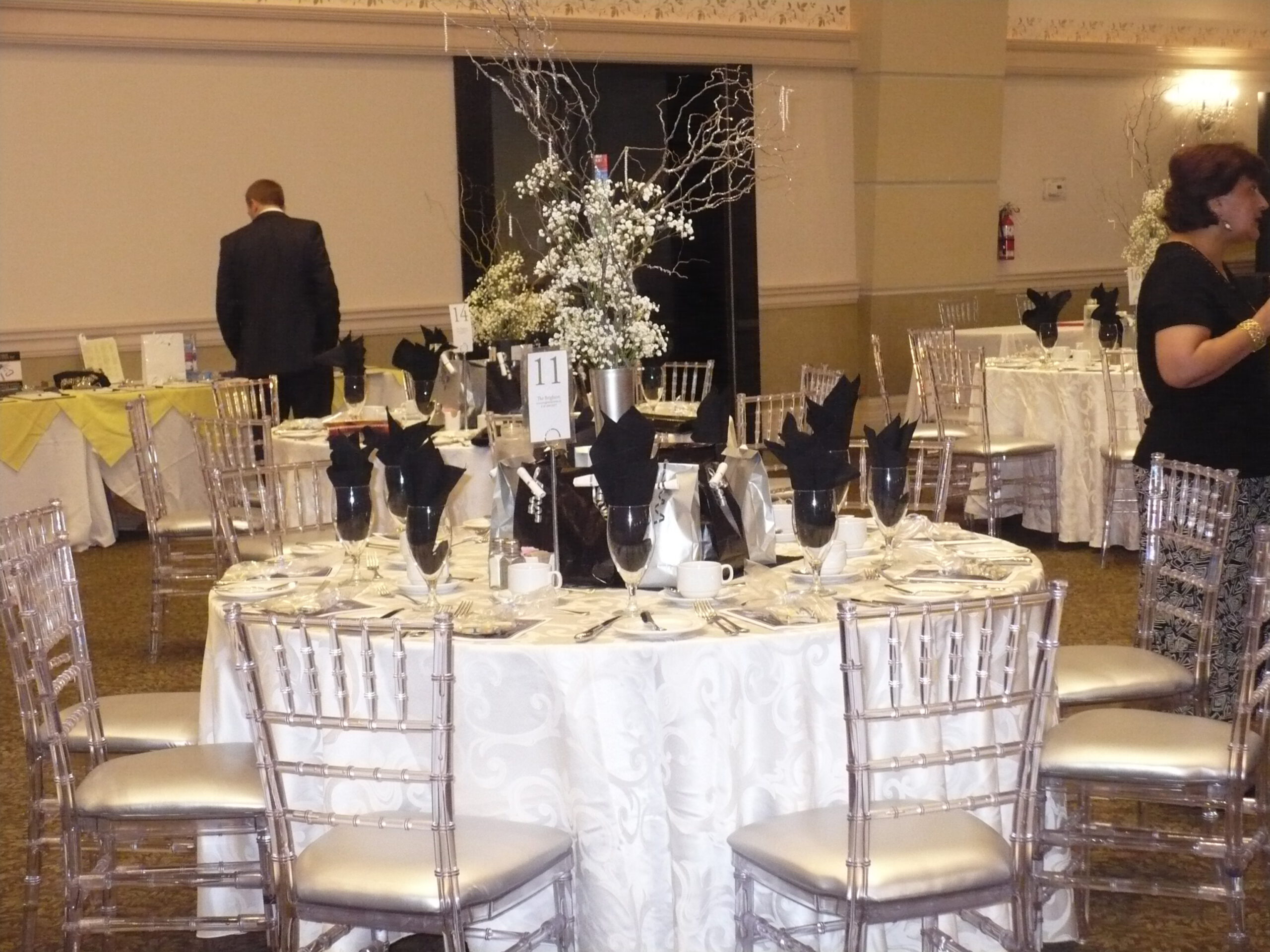 Elegant table setting with centrepiece and menus at the 2015 Emajjin Reach for the Stars gala